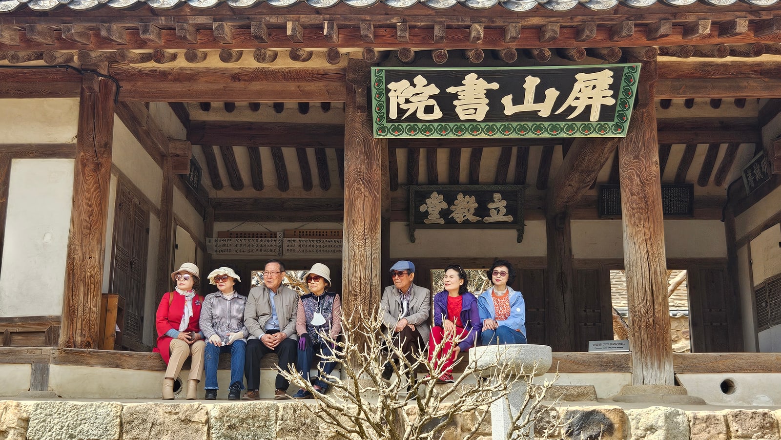 병산서원 입교당 마루에 일렬로 앉은 일행